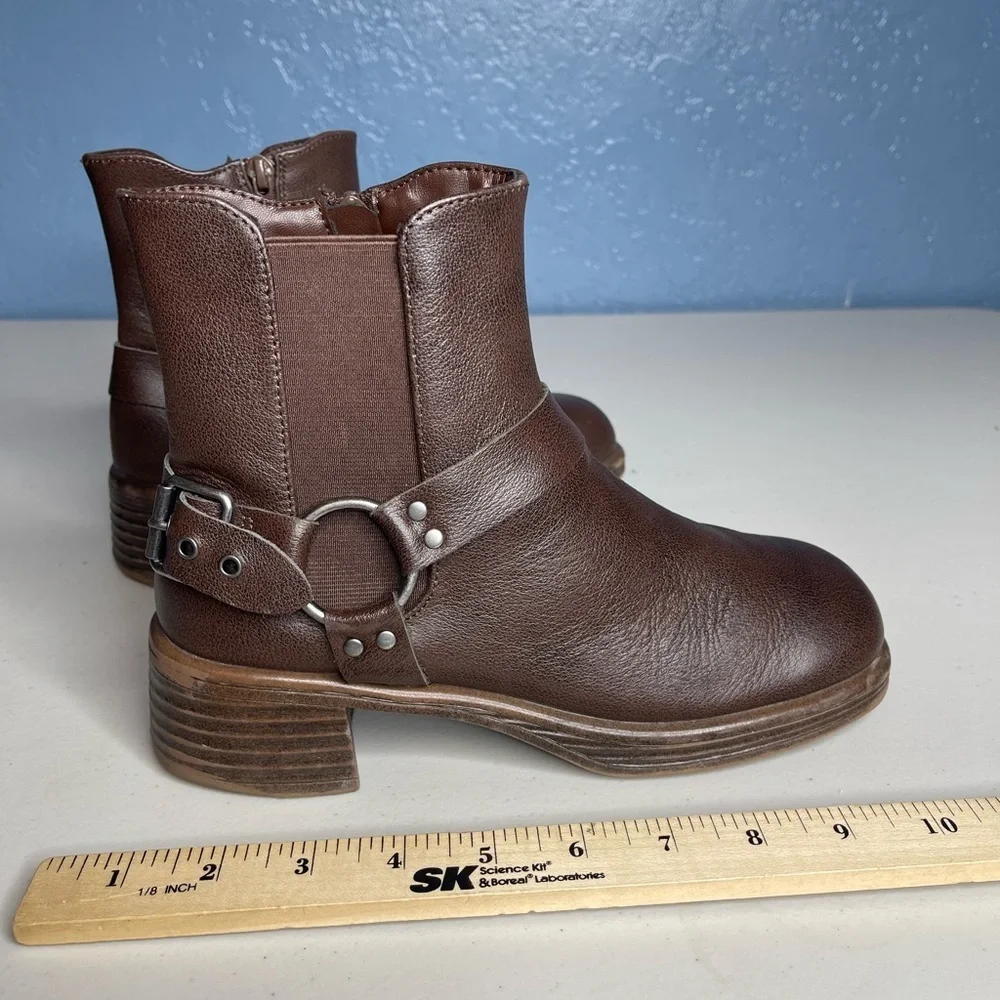 Steve Madden JRider brown boots. Big girls size 5. Block stacked heel side zip.